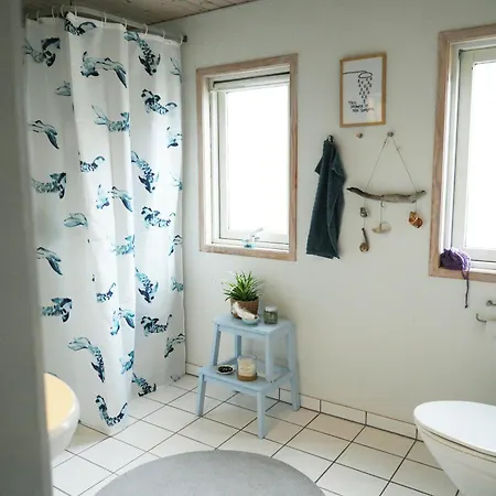 Summer House With Cozy Garden Near The Glesborg